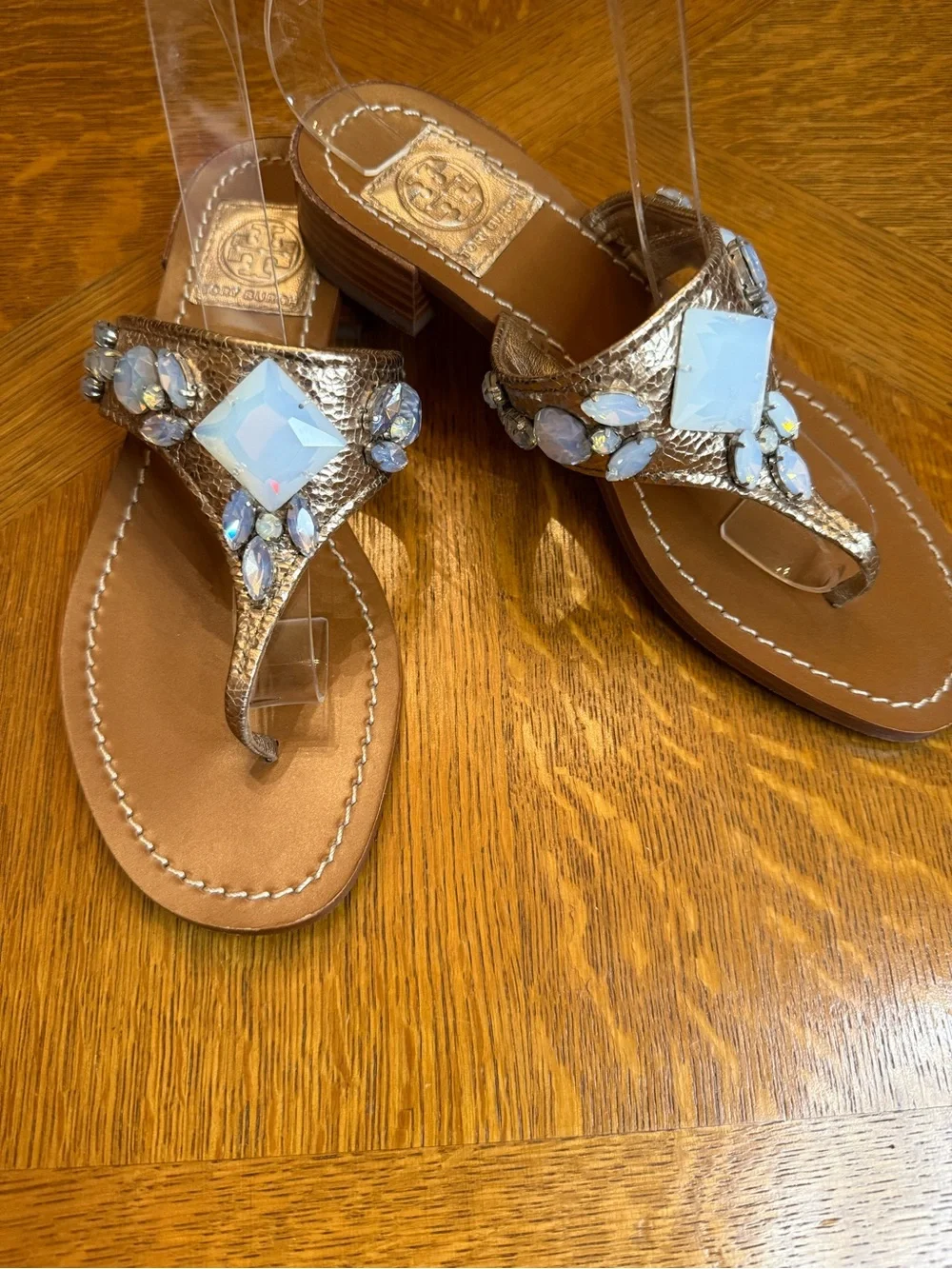 Tory Burch Metallic gold crinkled leather crystal thongs - Picture 4 of 7